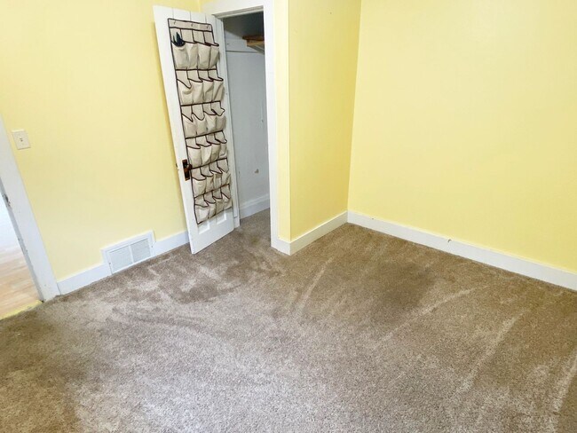 Foto del edificio - 4-Bedroom, 1 Bath Southeast Side Single Fa...