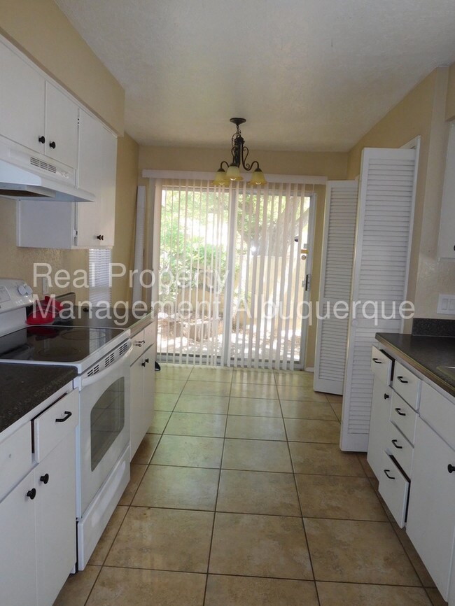 Building Photo - 30 Casa Hermosa Dr NE