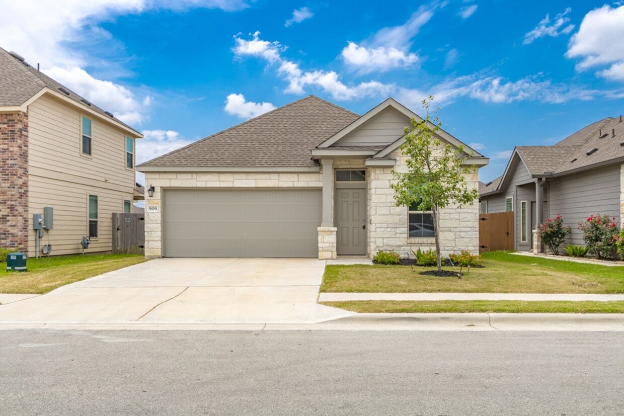 Foto principal - 909 Durness Dr