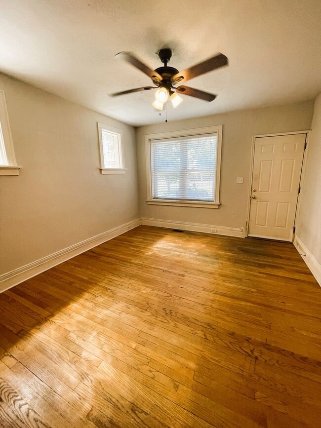 Building Photo - 4919-4921-4921 Lindenwood Ave