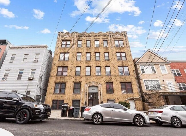 Building Photo - 149 Zabriskie St