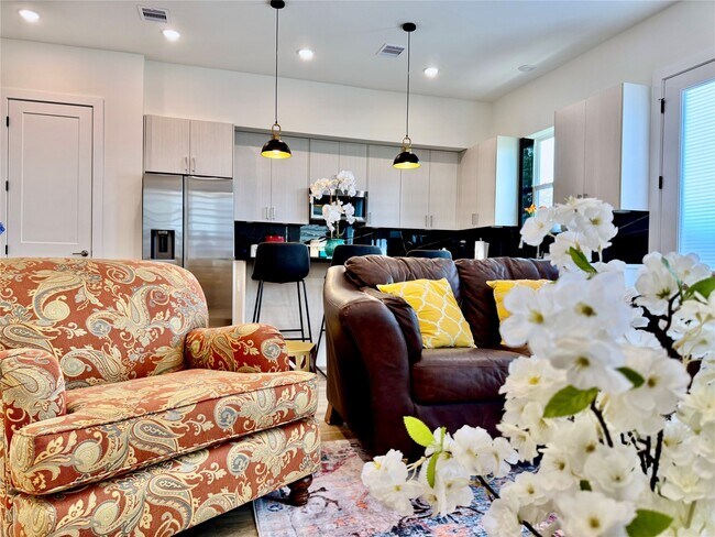 Building Photo - 225 Noras Ln