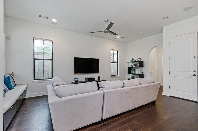 Building Photo - 2011 Colorado St