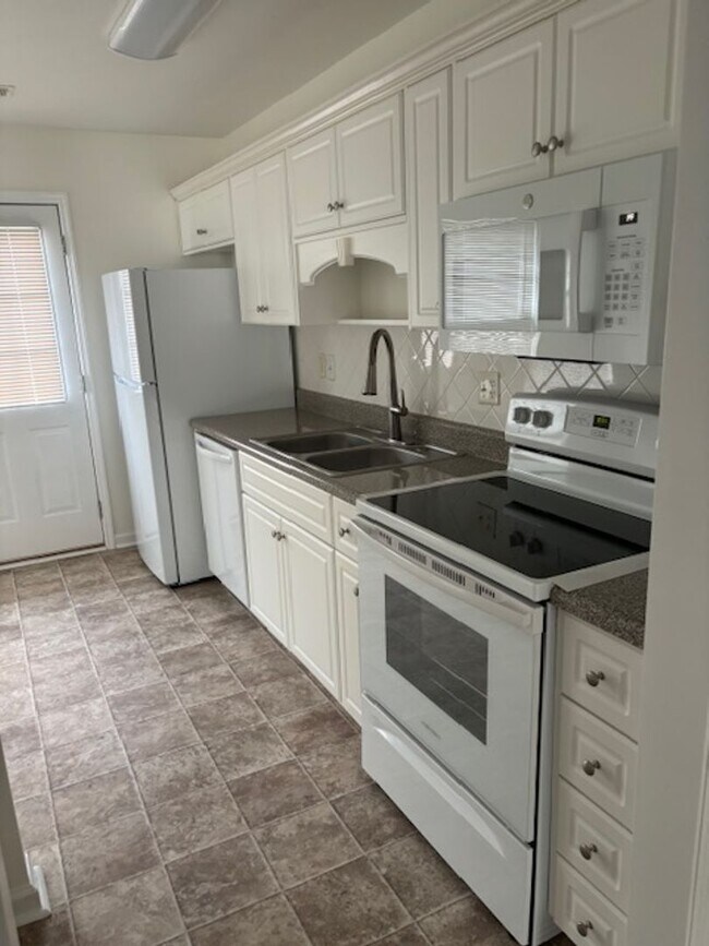Foto del edificio - Available NOW in The Villages at of Greenb...