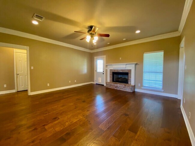 Building Photo - "BENTON BEAUTY" -405 KINGSTON  ROAD BENTON...