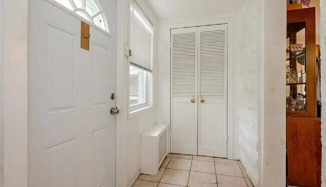 Foto del edificio - Close to major highways and retail store