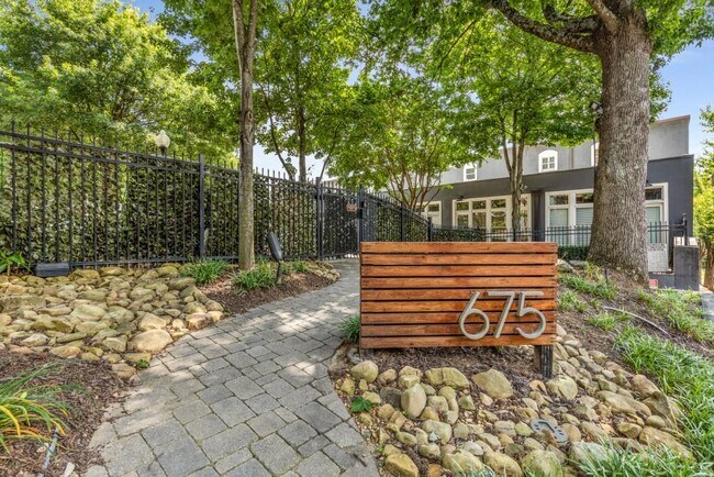 Foto del edificio - 675 Greenwood Ave NE