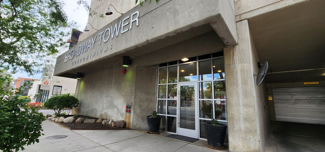 Foto principal - 1 Bed/1 Bath-Downtown Condo Available For ...