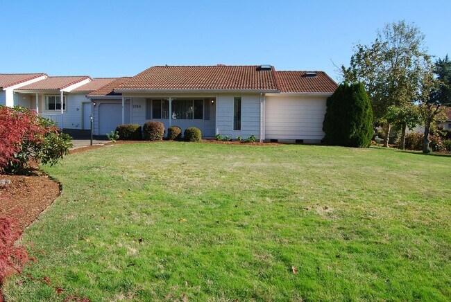 Building Photo - 2 Bedroom in a 55 and Older Community Newberg