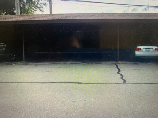 Single Carport - 521 Riviera Dr