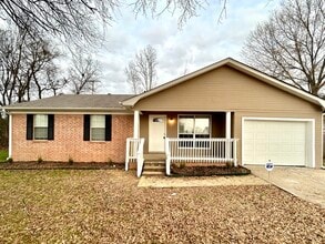 Building Photo - 608 Sandy Dr