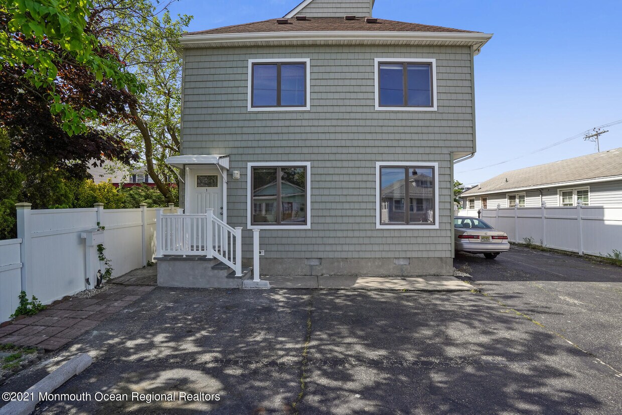 Primary Photo - 231 Sumner Ave
