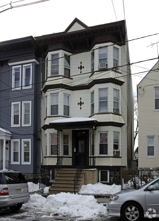 Building Photo - 125 Hutton St