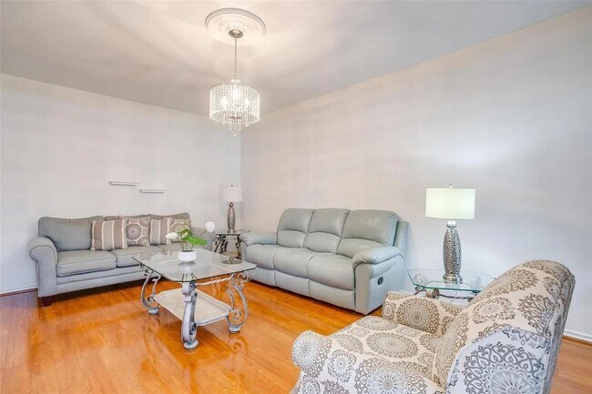 Foto del edificio - Spacious 4-Bedroom Home + Bonus Room with AC in Prime Lewisville Location