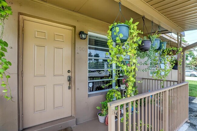 Foto del edificio - 1001 SW 22nd Terrace