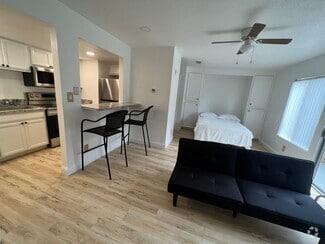 Building Photo - 3701 Colonial Dr