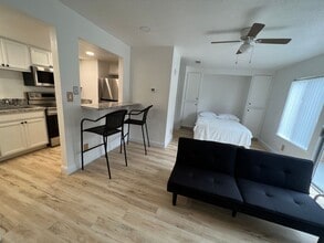 Building Photo - 3701 Colonial Dr