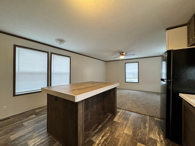 Building Photo - 16151 Notre Dame St