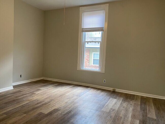 Building Photo - For Rent - Renovated One Bedroom Unit in G...