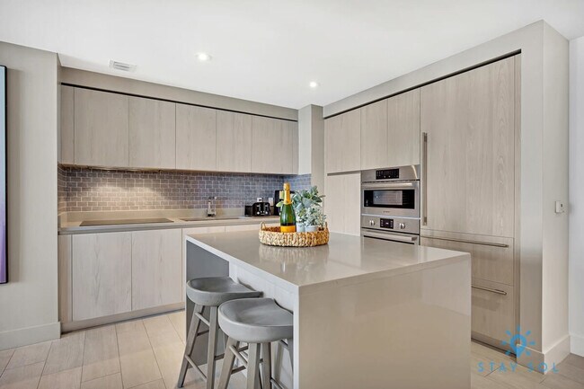 Building Photo - 4010 S Ocean Dr
