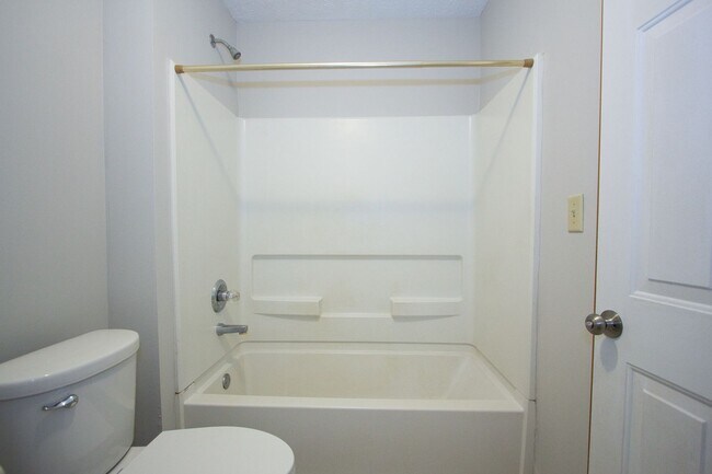 Building Photo - Reduced! Move-In Ready Loganville Home