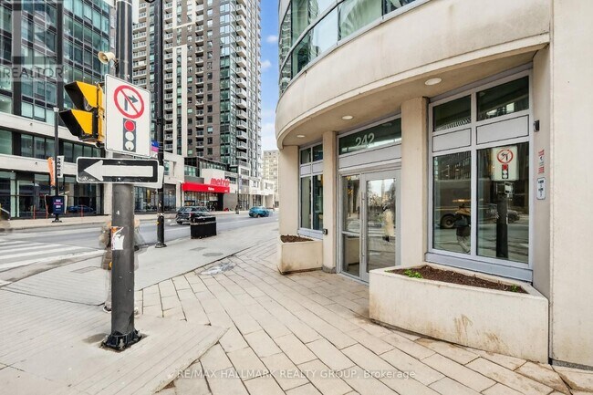 Building Photo - 242 Rideau St