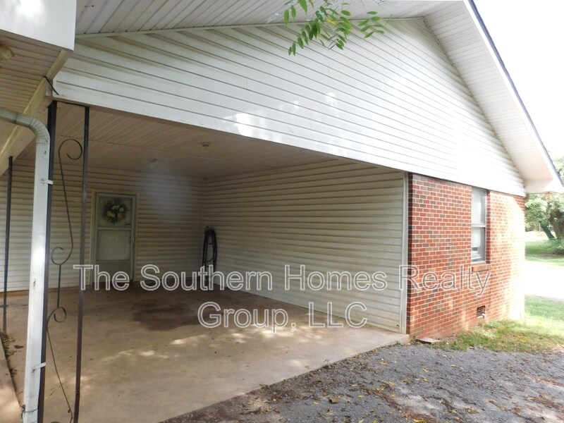 Foto principal - 818 Cedar Springs Rd