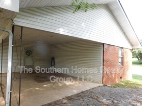 Building Photo - 818 Cedar Springs Rd