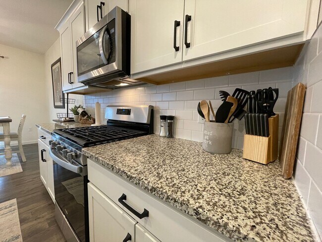 Foto del edificio - Live Lavishly in Harmony Ridge- Fully Furnished 5-Bedroom Dream Home with Backyard Oasis & Speake...