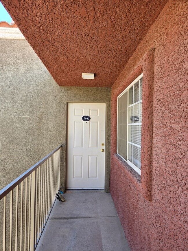 Building Photo - GREAT 2 BED, 2 BATH CONDO! READY FOR IMMED...