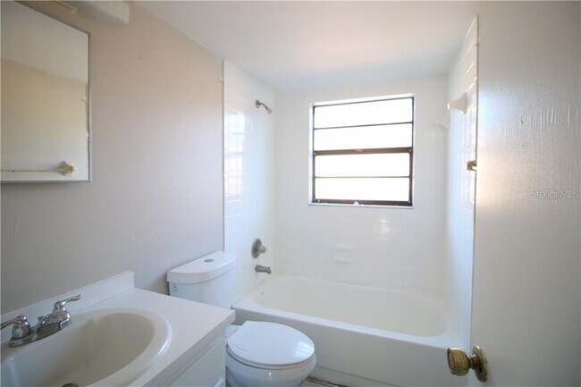 Building Photo - 911 E 108th Ave
