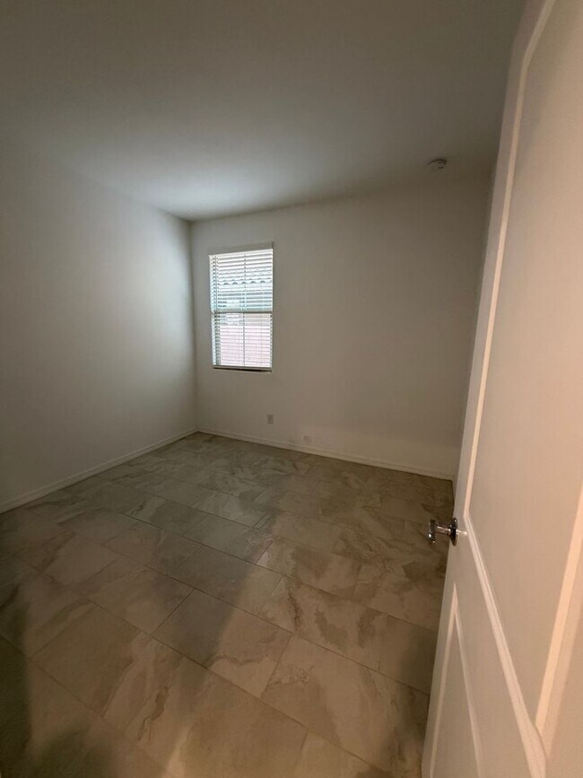 Foto del edificio - 10924 E Texas Ave