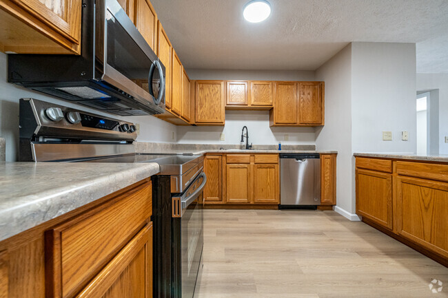 3BR, 2BA (Renovated) - 1,165SF - Kitchen - Oak Point Apartments