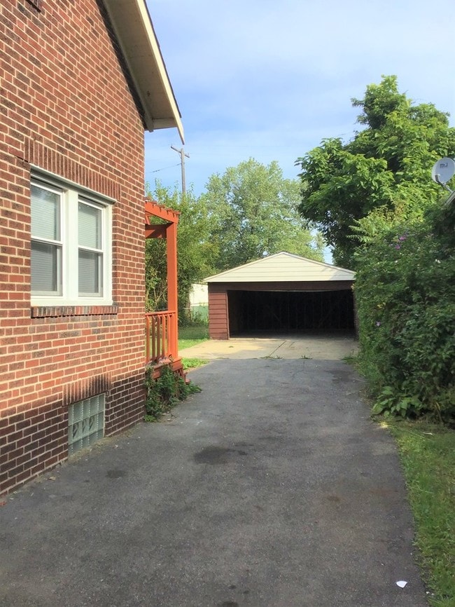 Building Photo - Remodeled 3 bedroom. Self-Tour TODAY!