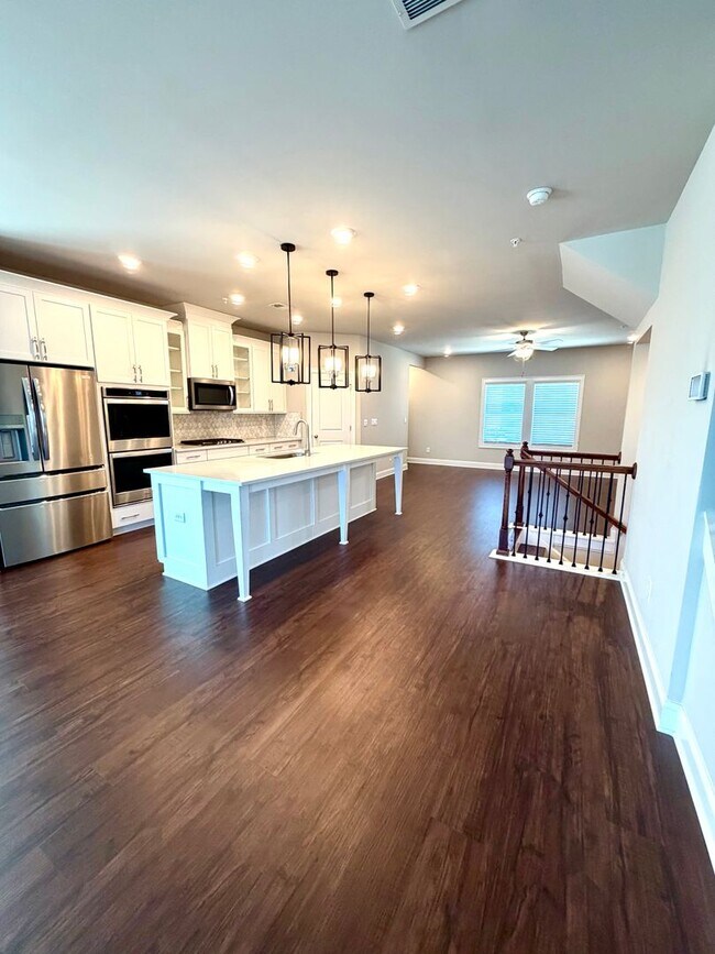 Foto del edificio - 4 bedroom, 3.5 bath townhouse in a swim community located in Woodstock, GA. Within walking distan...