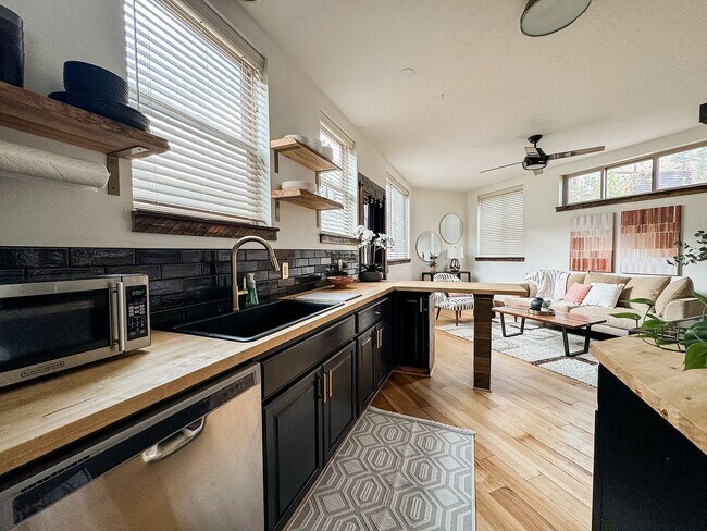 Foto del edificio - Modern 1 Bedroom, 1 Bathroom Home in East Missoula – Fully Furnished!