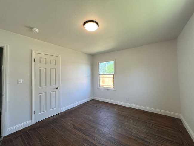 Building Photo - A Charming 2bd/1ba Sacramento House with F...