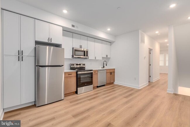 Building Photo - 1028 W Arizona St