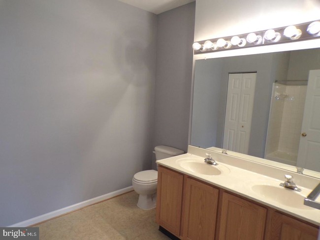 Building Photo - 6133 Springwater Pl