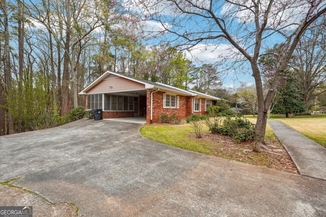 Building Photo - 5140 Lakewood Dr