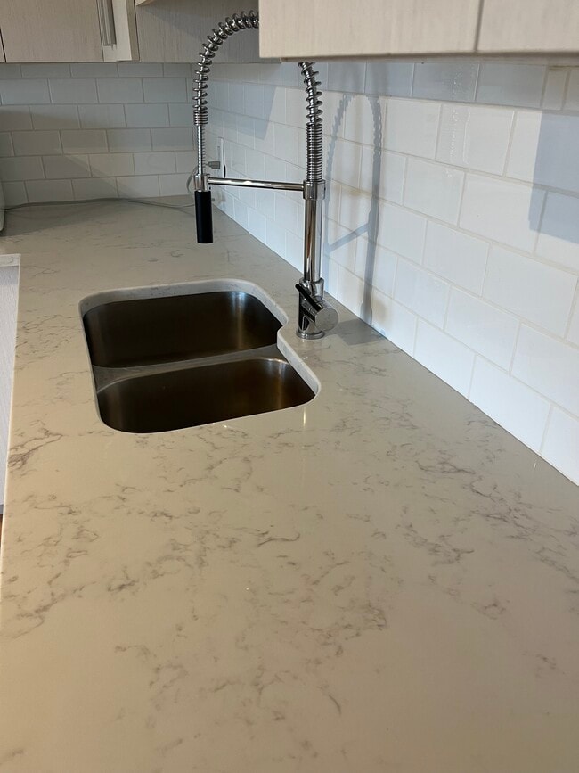 Photo du bâtiment - 8820 Av De L'esplanade