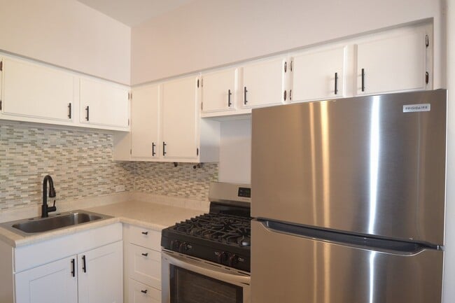 Building Photo - 2943 N Halsted St