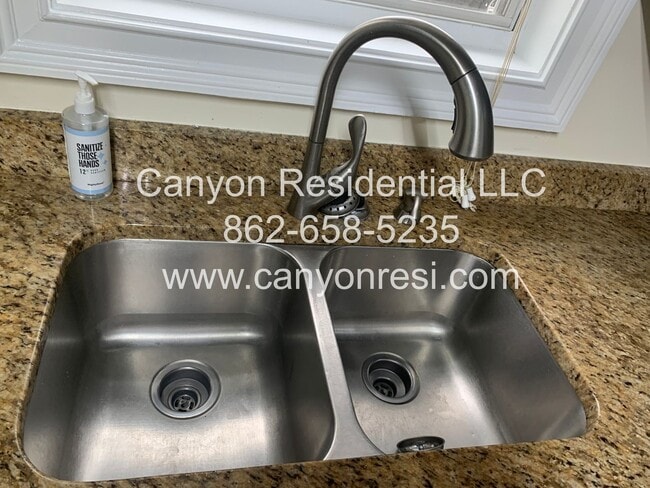 Foto del edificio - Beautiful 3b Room!Move in ready!