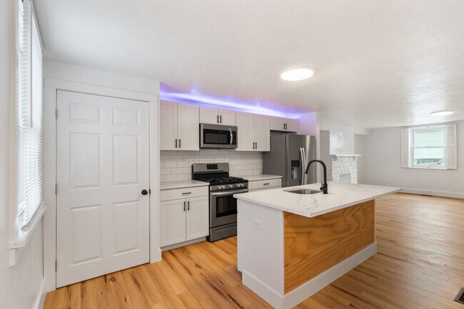 Foto del edificio - Luxury 3 bed 2 bath, large courtyard, amazing south side flats location!