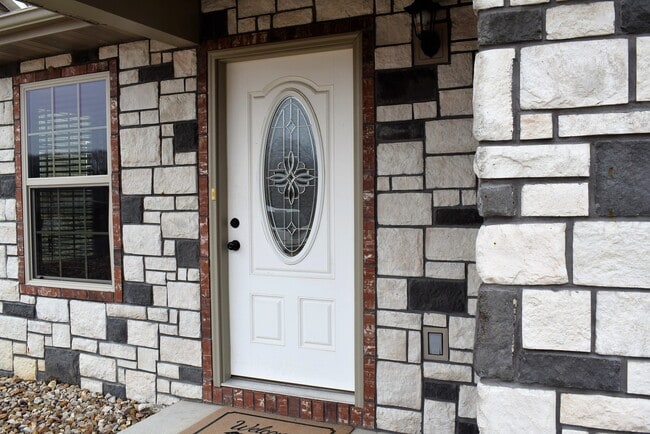 Building Photo - Modern Comfort Meets Prime Location – Stylish 2 Bed/2 Bath Duplex in St. Robert!