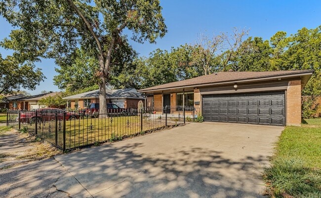 Foto del edificio - 1351 Dell Oak Dr