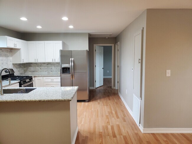 Building Photo - 301 S 14th St