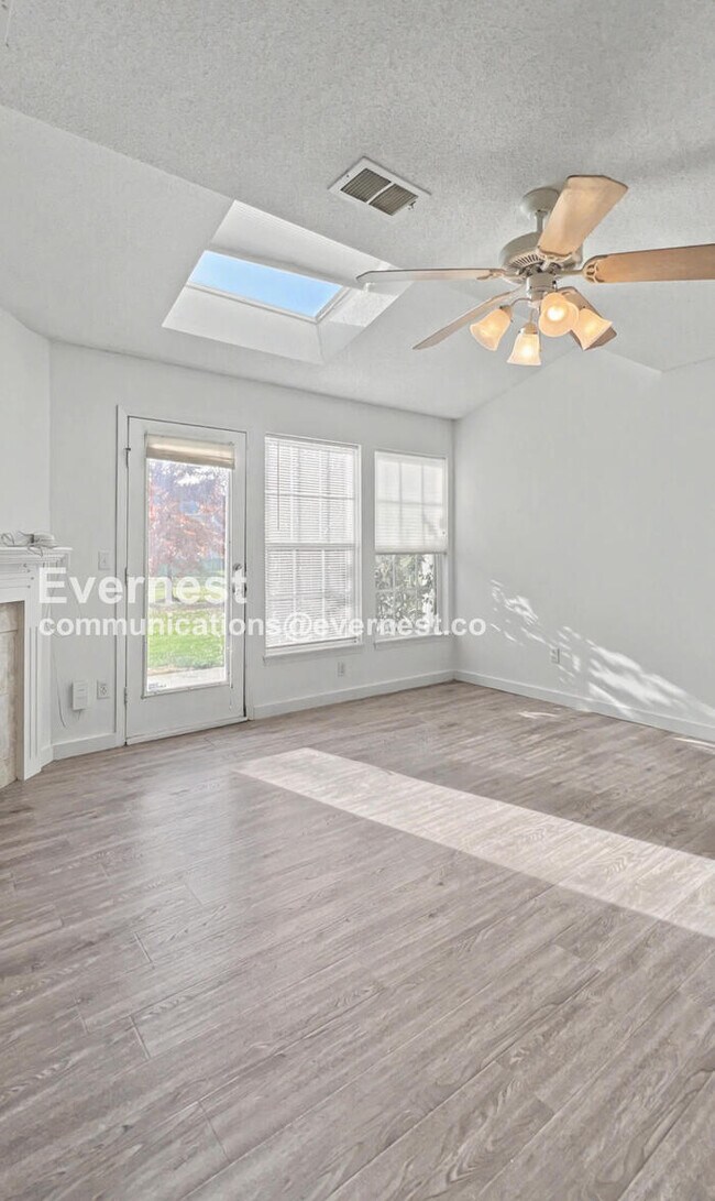 Building Photo - 2 Bed/2.5 Bath Townhome with Garage / Pet-Friendly / Skylights / Available Now!