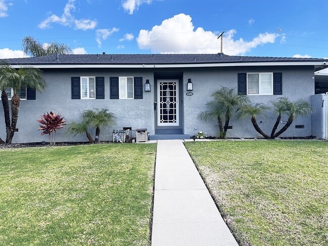 Building Photo - 15104 La Barca Dr
