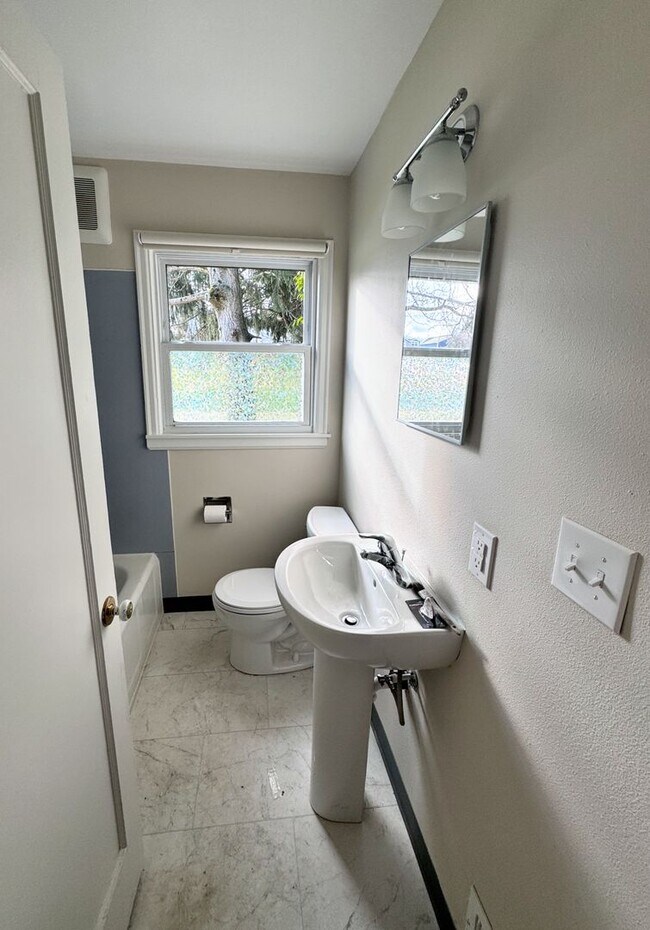 Foto del edificio - Great Location in North End, Updated 4 bed...